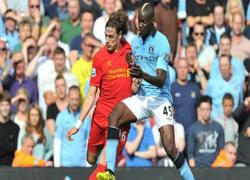 Balotelli mặc siêu 'dị' đến sân tập