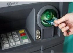 Bị bắt khi đang rút tiền từ thẻ ATM