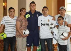 C. Ronaldo thân thiện với fan nhí