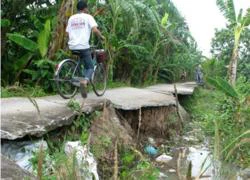 Cần Thơ: Đường lở nguy hiểm, nửa năm vẫn... y nguyên