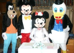 Cặp vợ chồng hóa trang thành chuột Mickey và Minnie