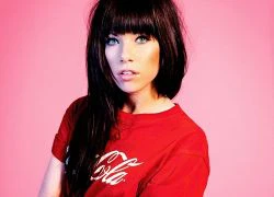 Carly Rae Jepsen hát về tình yêu và tán tỉnh