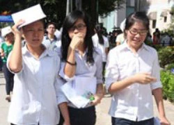 Con đỗ đại học, cha mẹ toát mồ hôi