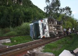 Container "ăn vạ" trên đường sắt, gây tê liệt nhiều giờ