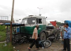 Container "trèo" con lươn, nuốt 3 xe máy, "hôn" quán cháo lòng