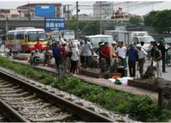 Cứu con trai, người mẹ bị đoàn tàu kéo lê