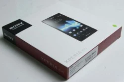 "Đập hộp" chiếc Xperia Ion màu đỏ đầu tiên tại Việt Nam