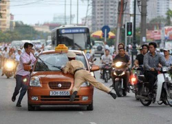 Đầu trần chở ba, tông hai CSGT bị thương nặng