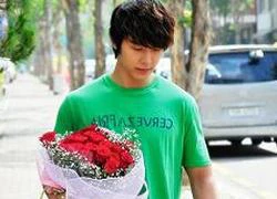 Donghae cầm bó hoa hồng to đùng để tặng ai?