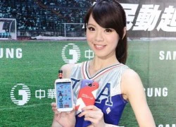 Galaxy S III phiên bản Olympics trên tay hai mỹ nhân