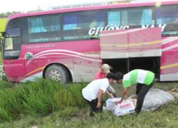 Hà Tĩnh: Xe khách &#8220;bay&#8221; xuống ruộng, hơn 30 hành khách hú vía