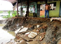 Hai ngôi nhà bị sông "nuốt gọn" trong đêm