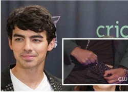 Joe Jonas khoe quần lót khi làm giám khảo