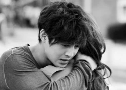 Kim Hyun Joong buồn bã ôm chặt "bạn gái"