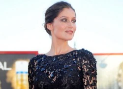 Laetitia Casta diện váy ren xuyên thấu ở Venice