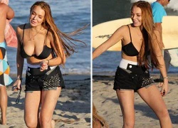 Lindsay Lohan khoe đường cong chuẩn trên bãi biển