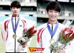 Minho hớn hở giành huy chương