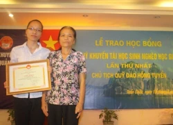 Mồ côi bố, bán hàng nước phụ mẹ, vẫn đỗ thủ khoa ĐH