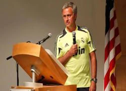 Mourinho thừa nhận đang "sống trên lưng dư luận"