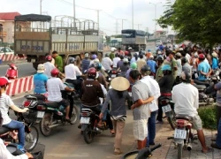 Né xe tải này, bị xe tải khác cán chết