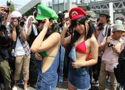 Ngắm 2 nàng Mario bốc lửa tại Comiket 2012