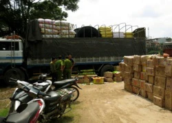 Ngăn chặn hàng tấn bánh kẹo "bẩn" mang bán cho học sinh