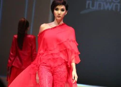 Ngọc Quyên đỏ rực, phát sáng đi catwalk