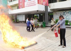 Người dân lúng túng với dụng cụ phòng cháy chữa cháy