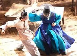 Phán quan Lee Jun Ki &#8216;tả xung hữu đột&#8217; cứu mỹ nhân