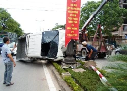 Quảng Bình: Xe ô tô lật nghiêng trên đường, 3 người may mắn thoát chết