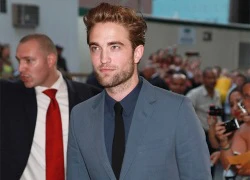 Robert Pattinson xuất hiện lần đầu sau scandal bị cắm sừng