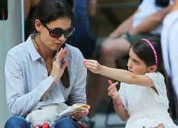 Suri Cruise đút bánh cho mẹ