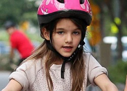 Suri Cruise nhăn nhó tập đi xe đạp