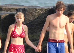 Taylor Swift diện bikini đỏ chói, vui vẻ với cháu trai Tổng thống