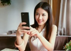 Thiếu nữ xinh đẹp hút hồn bên smartphone