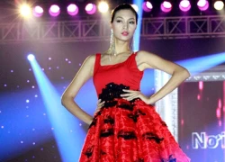 Thúy Hương lôi cuốn trên sàn catwalk