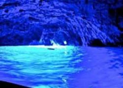 Vẻ đẹp quyến rũ của hang động Grotta Azzurra xanh ở Ý