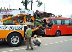 Vụ xe khách Phương Trang đấu đầu xe tải: Đã đưa được thi thể mắc kẹt ra khỏi xe