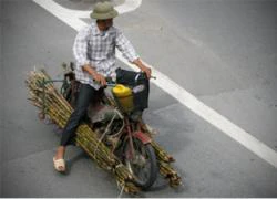 Xe 'nát' chở hàng cồng kềnh trên phố