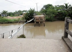 Cầu sập, cả trăm học sinh TP HCM phải &#8216;lụy&#8217; đò