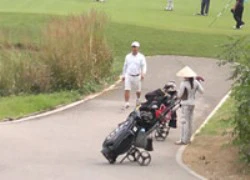 &#8220;Chân dài&#8221; đi&#8230; nhặt bóng golf