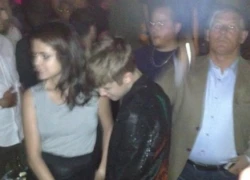 Chụp trộm Justin và Selena đi bar đêm