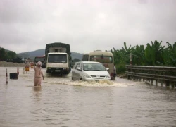 Dòng xe kẹt cứng hàng chục km trên QL1A vì mưa lũ