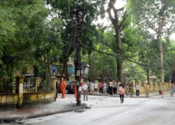 Hà Nội: Náo loạn vì cột điện bốc cháy sát trường tiểu học