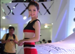 Jennifer Phạm 'khoe' đường cong tại Mercedes