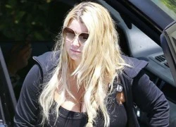 Jessica Simpson khổ vì vòng một 'vĩ đại'