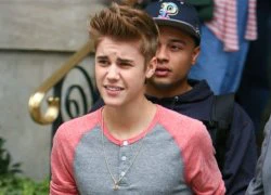 Justin túm cổ áo paparazzi vì &#8220;tội&#8221; cản đường