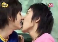 K-Fun: Cười đau bụng xem thần tượng chơi "Kissing Game"