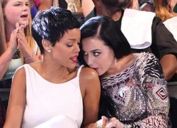 Katy hôn vai Rihanna dưới khán đài