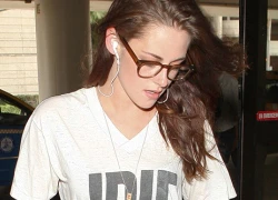 Kristen Stewart tự làm gãy ngón giữa